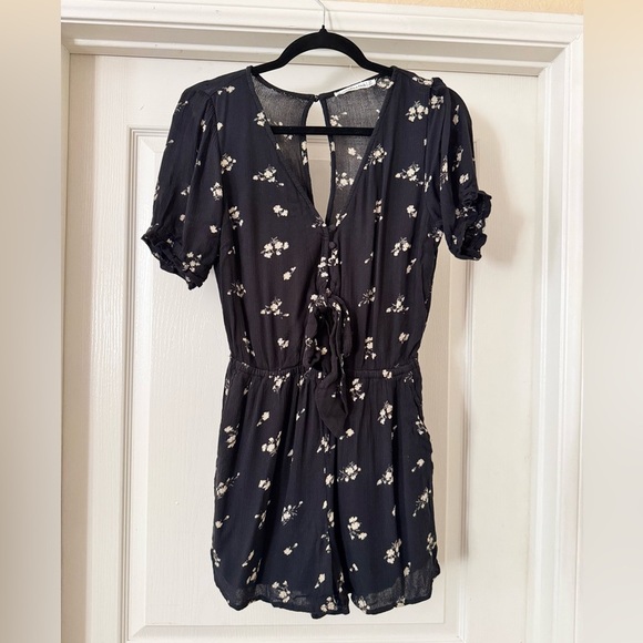 Abercrombie & Fitch Pants - Abercrombie & Fitch | Tie Front Floral Shorts Romper - Size S Tall